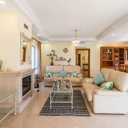 Fantasia - New 4 Bedroom With Private Pool 650 Meters To The Vau 波尔蒂芒